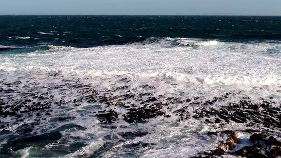 飞过海洋飞过岩石密布的海岸线