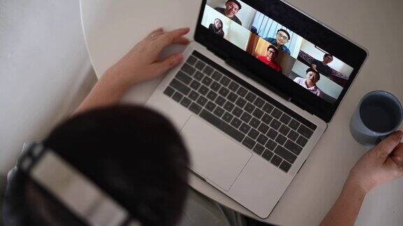 家庭办公视频会议与休闲服装使用笔记本电脑