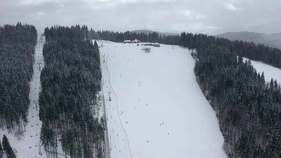山上冬季滑雪胜地的鸟瞰图