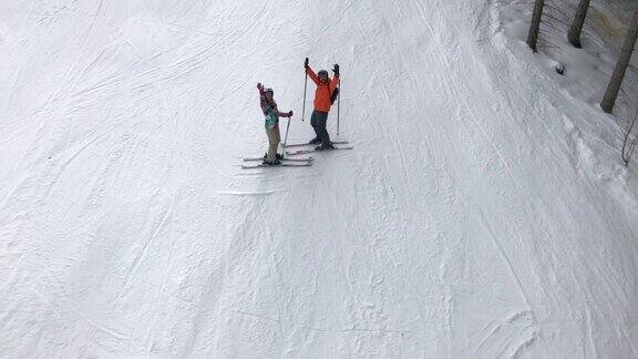 上面是一对夫妇在滑雪道上挥手的滑雪缆车镜头