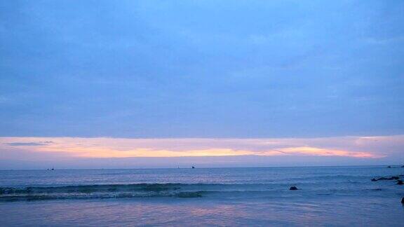 清晨阳光下沙滩上海浪的美景低角度视角