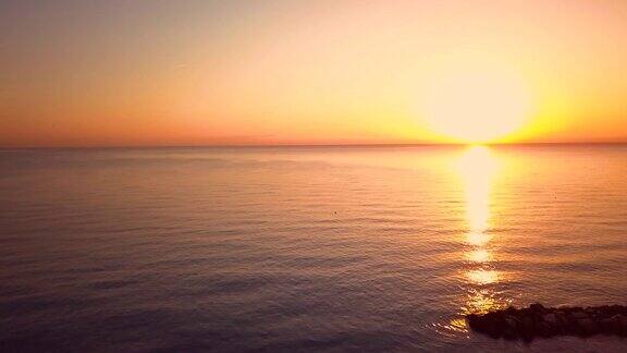 清晨日出海面上的美景