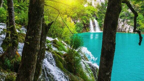 慢镜头拍摄的瀑布在令人惊叹的自然Plitvice湖国家公园