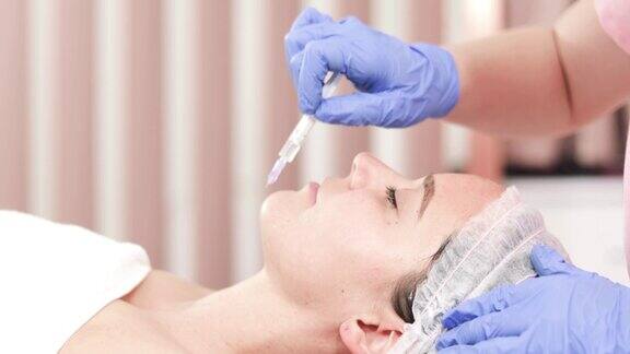 美女正在美容诊所接受面部注射这位美容专家正在填充女性的皱纹