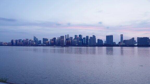 夕阳下的杭州城市全景