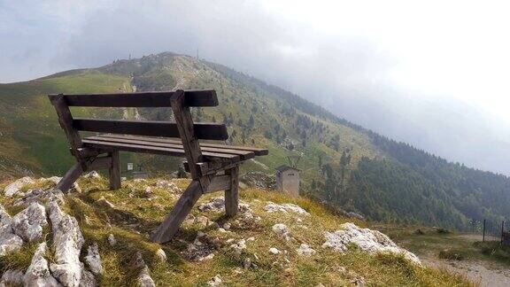 意大利阿尔卑斯山上的长凳