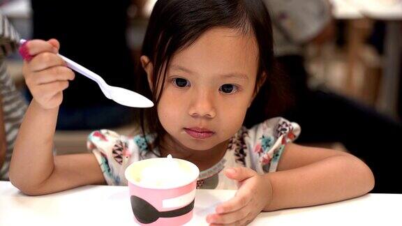 亚洲女婴喜欢吃冰淇淋