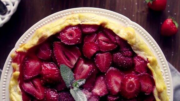 新鲜出炉的草莓饼或打开的草莓派