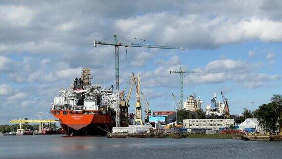 波兰格但斯克船厂港口的船舶和起重机
