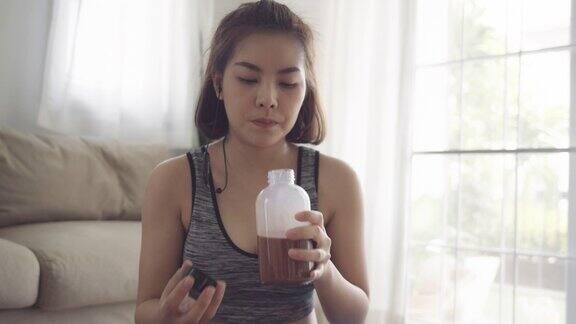 千禧女性锻炼后在家喝蛋白质饮料