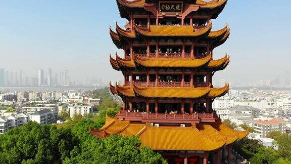 无人机在中国武汉黄鹤楼上空飞行的美景(黄鹤楼)