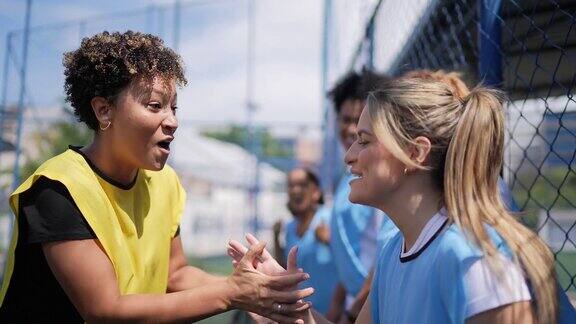 女子足球运动员在比赛前握手