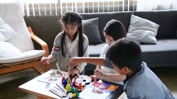 孩子们一起在客厅的纸上画画