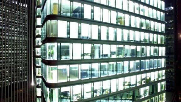 现代办公大楼夜间由无人机拍摄