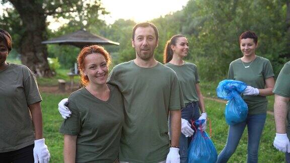清洁公园后快乐的环保志愿者画像