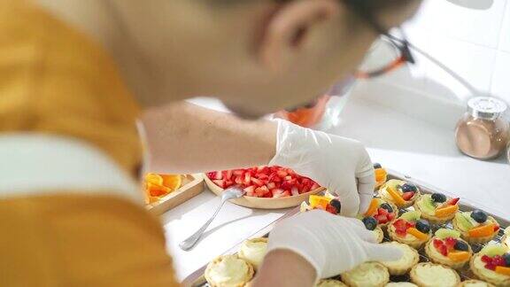 4K亚洲人糕点厨师在厨房准备水果挞