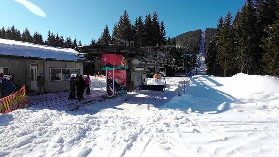 缆车载着滑雪者和滑雪者上山慢动作