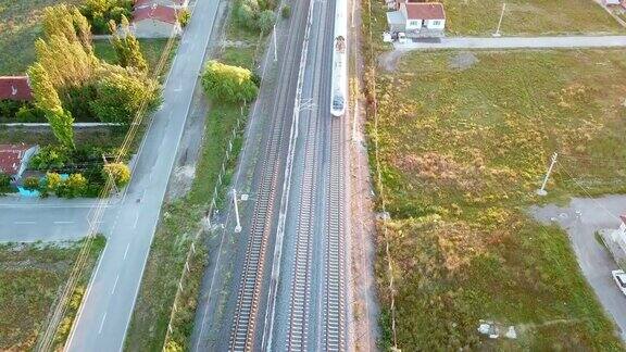 高速列车在铁路上移动的鸟瞰图