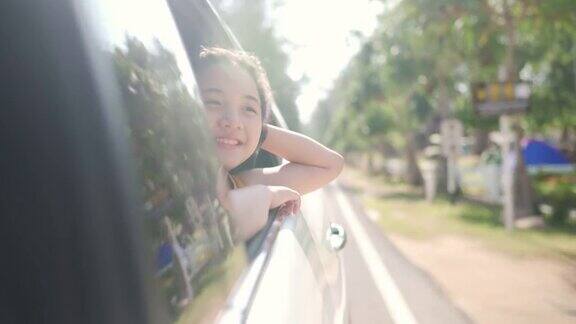 快乐的亚洲小女孩享受和父母在汽车上的公路旅行假期