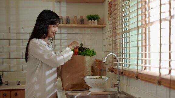 亚洲妇女在家厨房洗菜健康饮食和健康理念在家幸福
