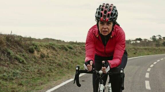 50岁出头的女铁人三项运动员在赛车自行车上锻炼
