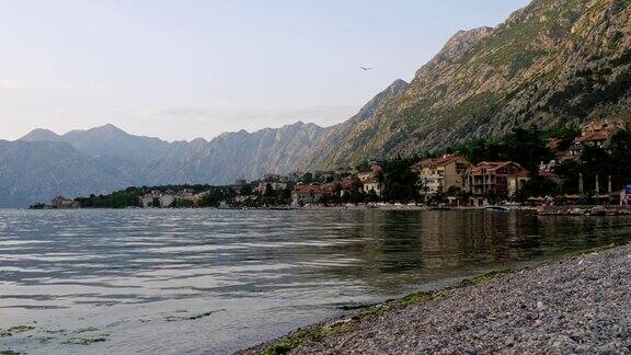 卵石滩和冲浪在城市的背景