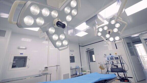 天花板上挂着手术灯4k