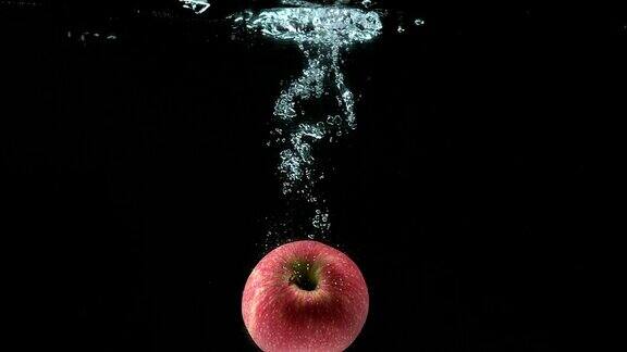 苹果苹果水果入水黑色背景慢镜头4K