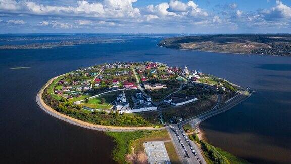 斯维亚日斯克岛镇的空中时间推移图Sviyazhsk小镇位于俄罗斯伏尔加河上的小岛上