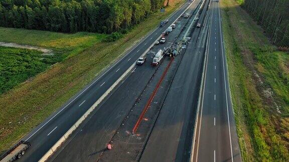 北卡罗莱纳州高速公路的扩建和加固沿着道路施工的车辆稀少航拍镜头镜头向前移动