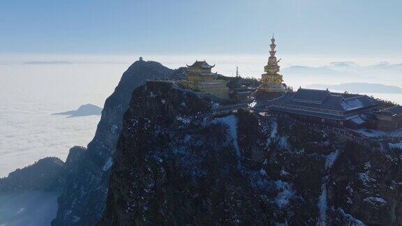 金顶峨眉山在阳光灿烂的冬日与游客旅游云海中国四川