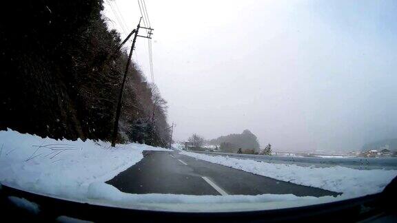 日本鸟取县Misasa179号公路冬季雪地里行驶的POV汽车