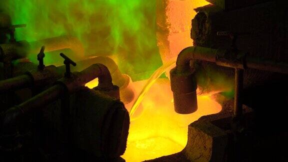 冶金生产熔化的金属正从炉中倾倒出来滚烫的液体非常危险