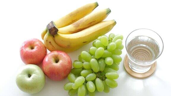 健康的食物水果在白色的桌子背景健康