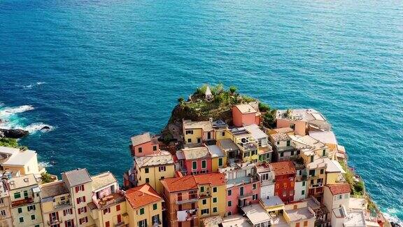马纳罗拉村鸟瞰图意大利五湾海岸马纳罗拉是意大利北部利古里亚的拉斯佩齐亚省的一个小镇是意大利最吸引游客的景点之一