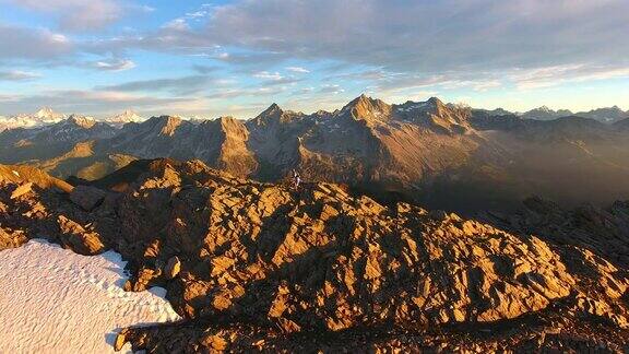 鸟瞰图的trailrunner攀登岩石山在日出