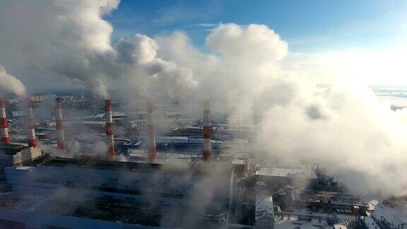 工业厂房的烟囱污染大气冬天的空中