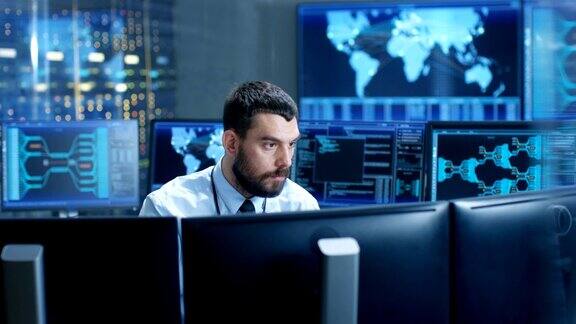 在监控室技术人员集中监控系统的稳定性他被显示技术数据的屏幕包围着