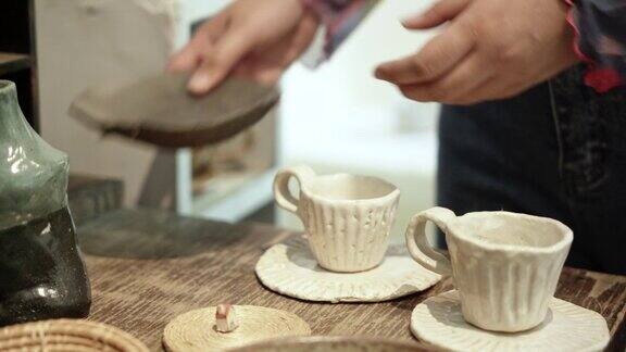 在陶瓷工作室手工制作的陶瓷马克杯由艺术家手工制作