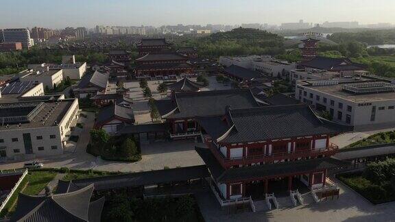 俯瞰古建筑社区的中国庙宇