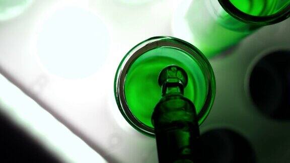 试管中的绿色有毒液体