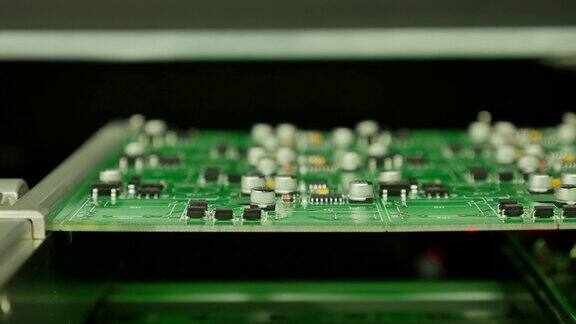 微芯片生产厂组装板芯片的工艺流程