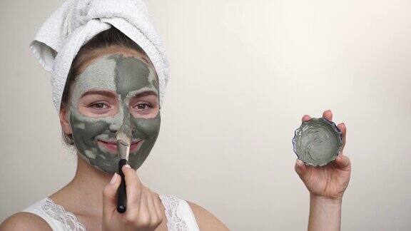 脸上戴着绿色粘土泥面膜的女人4K