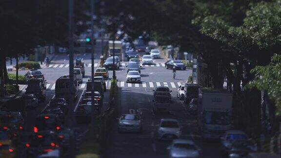 东京表参道大街上的一条微型城市街道正在倾斜