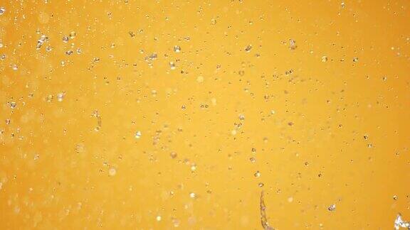 SLOMO橙色被水喷到空中