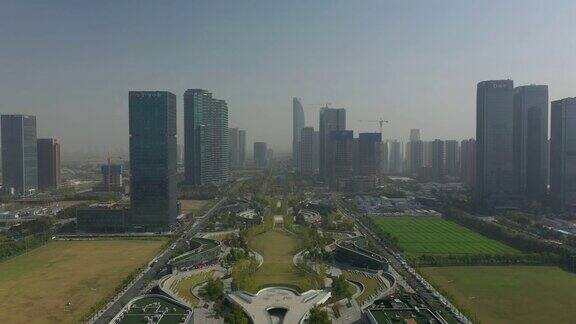 飞行飞越杭州市滨江公园广场建设区4k中国航拍全景图