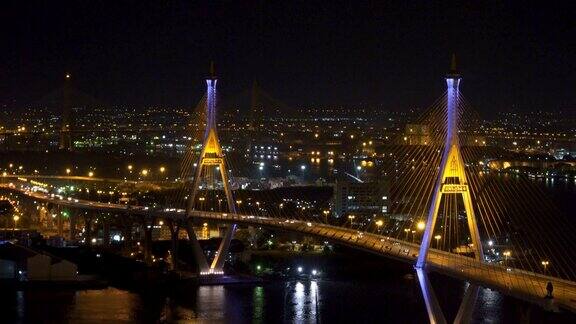 泰国曼谷普密蓬大桥湄南河夜间的建筑