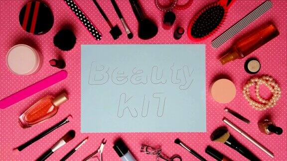 俯视图定格运动的主题女性化妆配件与文字公告BeautyKIT