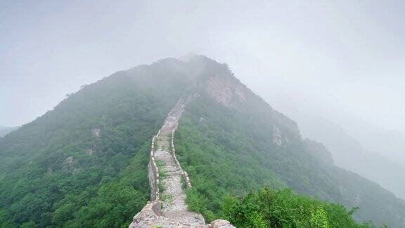 夏天的中国长城自然风光有雾放大镜头(延时)
