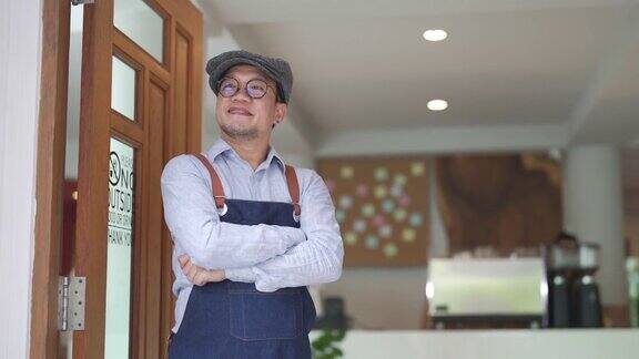 4K微笑亚洲男人肖像咖啡馆老板交叉双臂站在门口